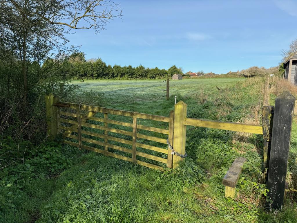 Lot: 28 - APPROXIMATELY 2.53 ACRES GRAZING LAND - View of gate and footpath access in eastern corner